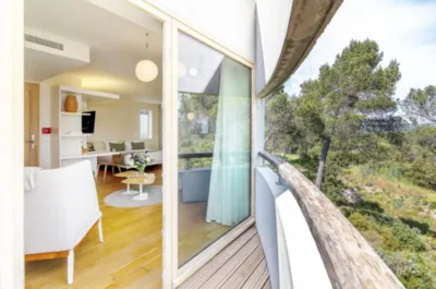 Lodge Écoresponsable au Thecamp Hotel à Aix-en-Provence : Piscine, Salle de Sport et Séjour Nature Intime
