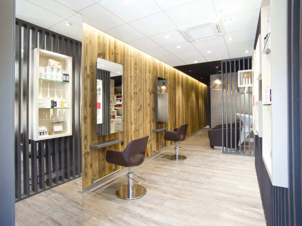 Barron Agencement salon de coiffure dans les Monts du Lyonnais rangement fonctionnel et discretBarron Agencement salon de coiffure dans les Monts du Lyonnais mur en bois brûlé et claustra