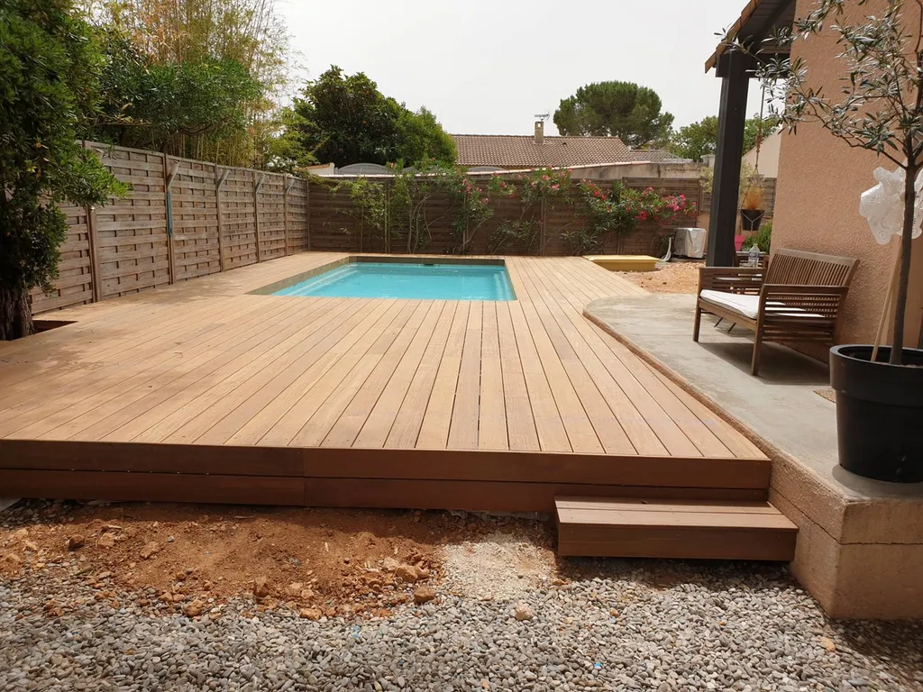 Jolie tour de piscine en itauba dans la commune de Vitrolles