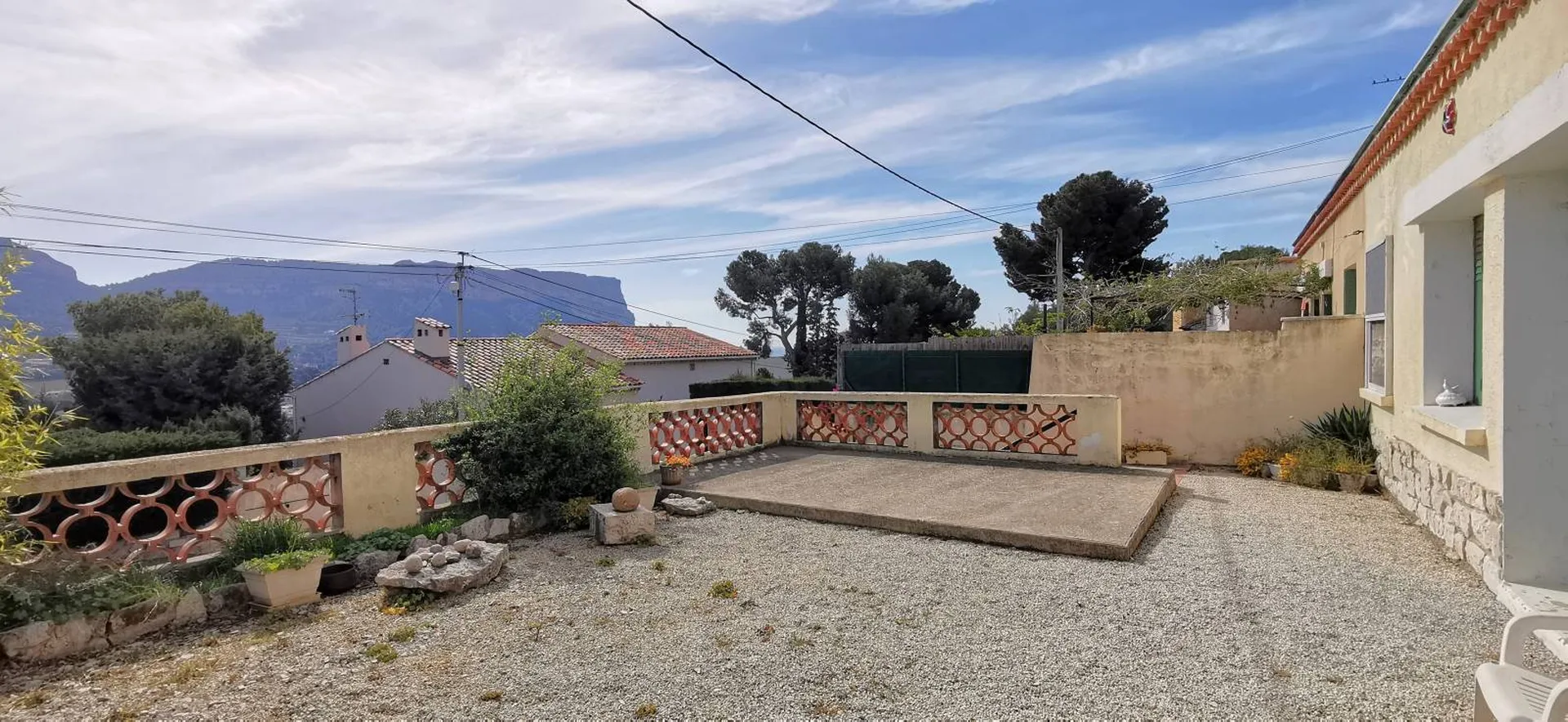 Maison T5/6 Cassis à proximité du port à pied avec garage et bénéficiant d'une vue dégagée sur le Cap
