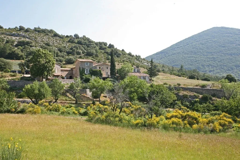 Superbe ensemble de bâtiments au coeur de + de 28 hectares  proche du mont Ventoux  