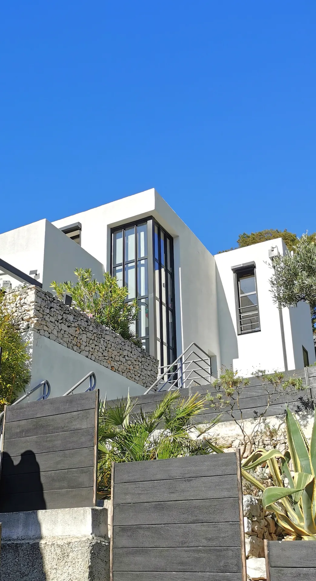 Vente villa T5 Cassis  avec piscine à débordement, parking privatif, vue mer et accès au village à pied