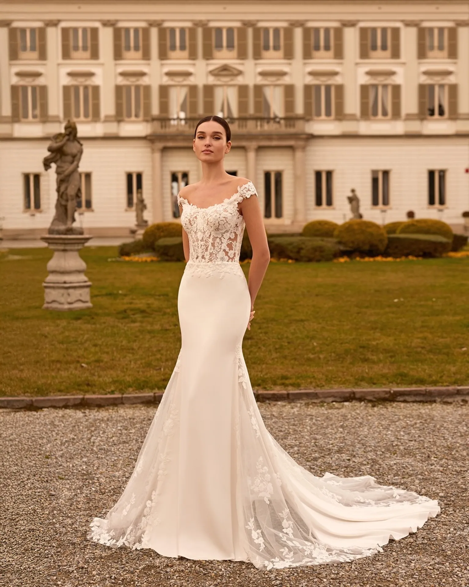 Robe de mariée AMAPOLA Alberto Palatchi vue de face, silhouette sirène, épaules dénudées, corsage dentelle et traîne fleurie