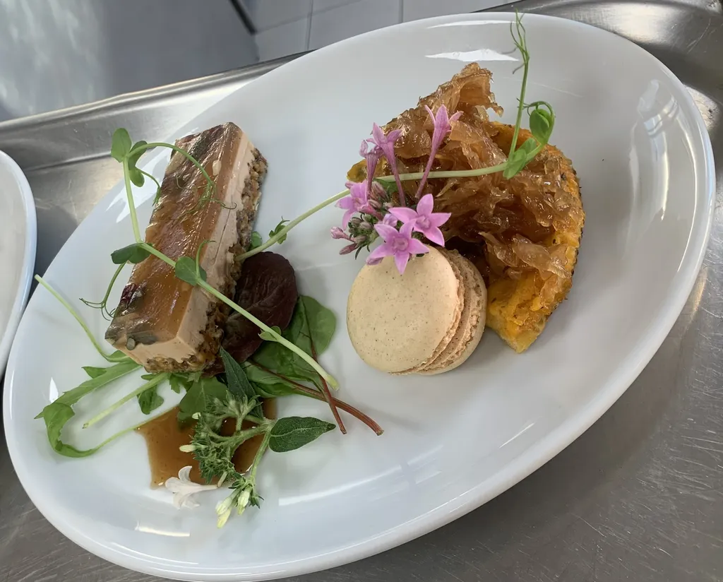 Service traiteur mariage à Sarrebourg : équipe professionnelle assurant conception du menu, préparation soignée et service élégant adapté à votre événement