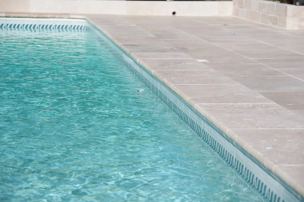 Acheter des margelles en travertin beige en Gironde