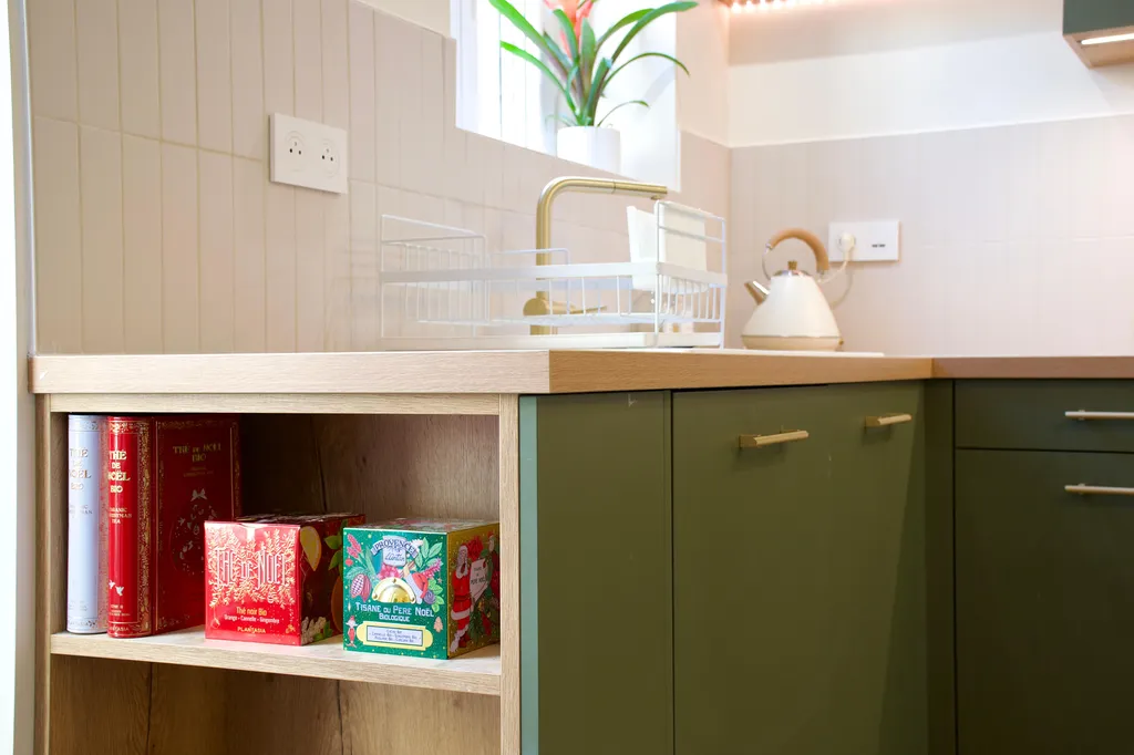 Cuisine avec niches ouvertes décoratives en bois à Lavaur, dans le Tarn 