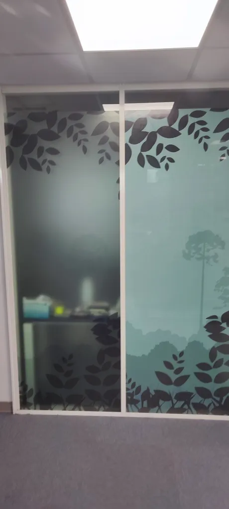 Films Vitrophanie adhésive dépoli blanc pour cloison vitrée entre bureaux à Aix en Provence– Marquage discret et esthétique contemporaine