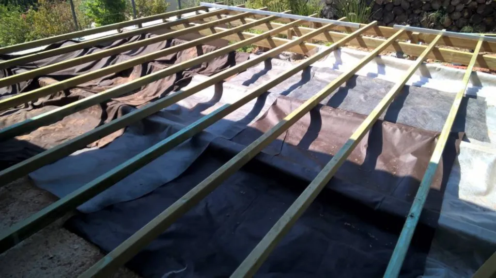 Conception d'une terrasse suspendue en Padouk sur pilotis à Puyloubier