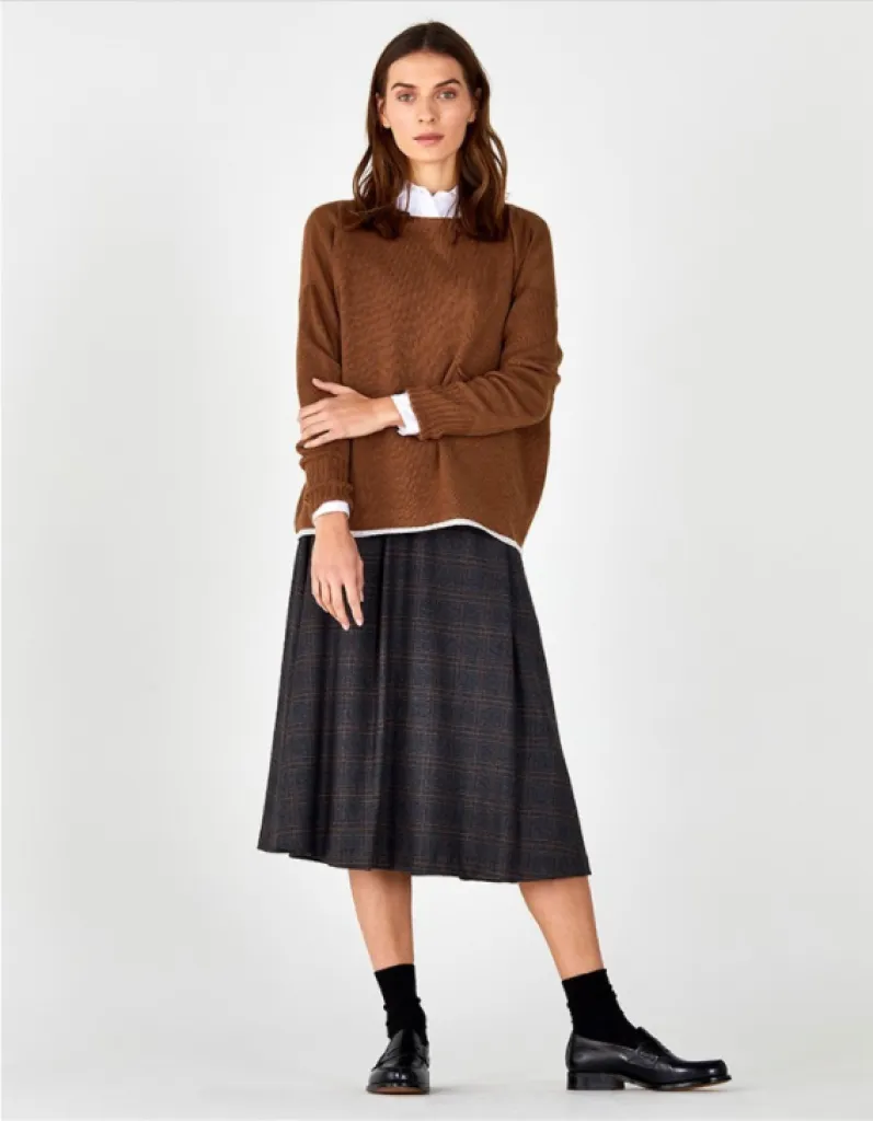 Rosso 35 un style classique et contemporain, pour les femmes qui aiment la discrétion et l'élégance.