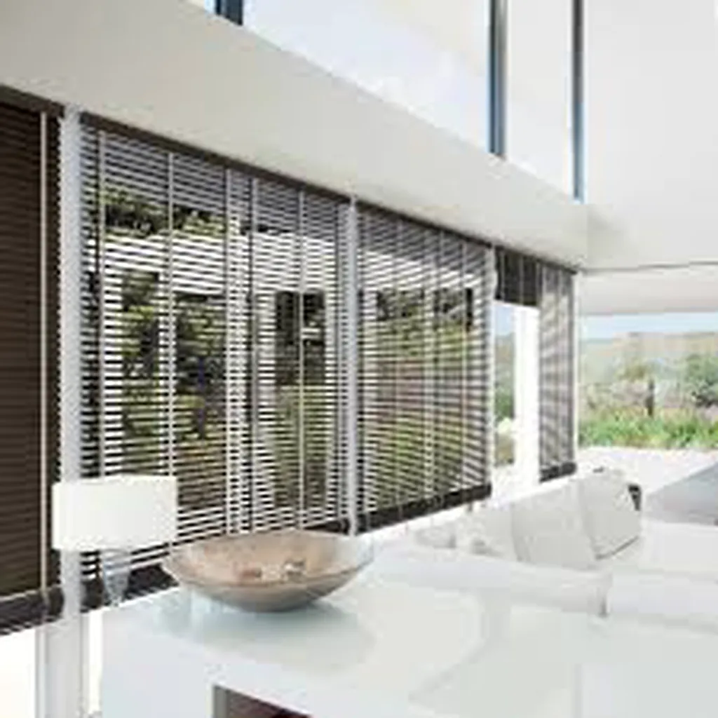 Stores vénitiens guidés pour bureaux (lames aluminium ou bois) Aix en Provence 