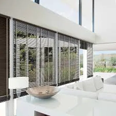 Stores vénitiens guidés pour bureaux (lames aluminium ou bois) Aix en Provence 