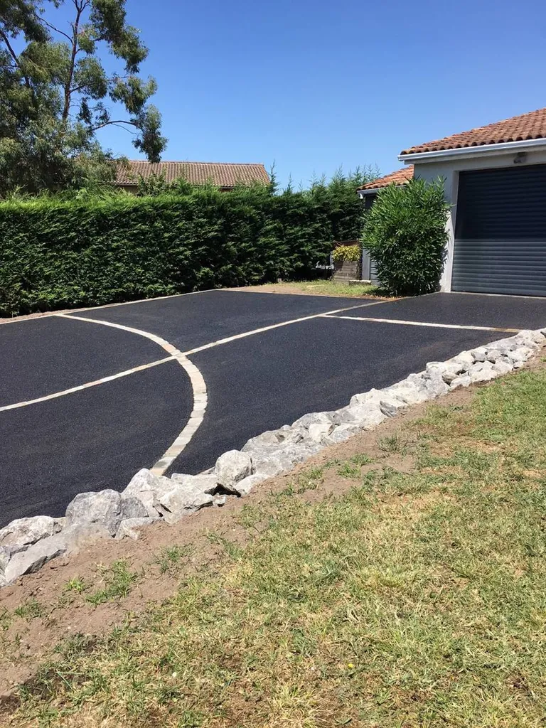 Création d'allées et voies de circulation sur la rive droite.