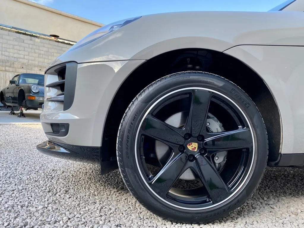 Personnalisation esthétique Porsche Macan S à Carnoux avec covering et peinture haut de gamme – Franchise offerte jusqu’à 300€ proche Marseille