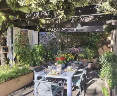 Havre de Paix à Cotignac : Villa d'Architecte avec Jardin Arboré, Piscine et Vues Panoramiques, Élu Plus Beau Village de France