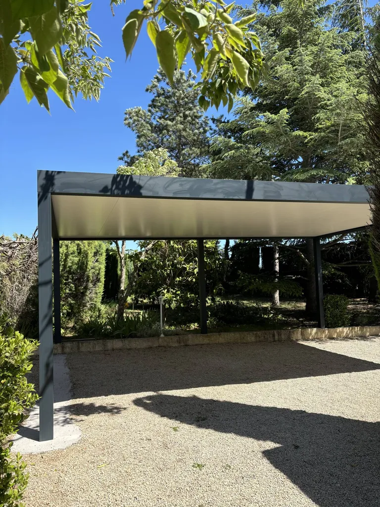 Installation d’un carport en aluminium gris anthracite à Saint-Saturnin-lès-Apt (84490)