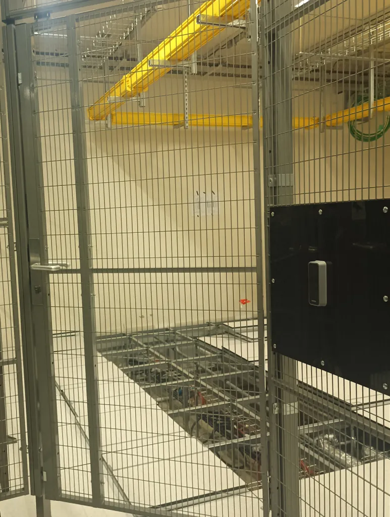 Protection de plusieurs accès avec installation de verrouillage Abloy et contrôle d'accès Vanderbilt dans un datacenter à Vénissieux près de Lyon