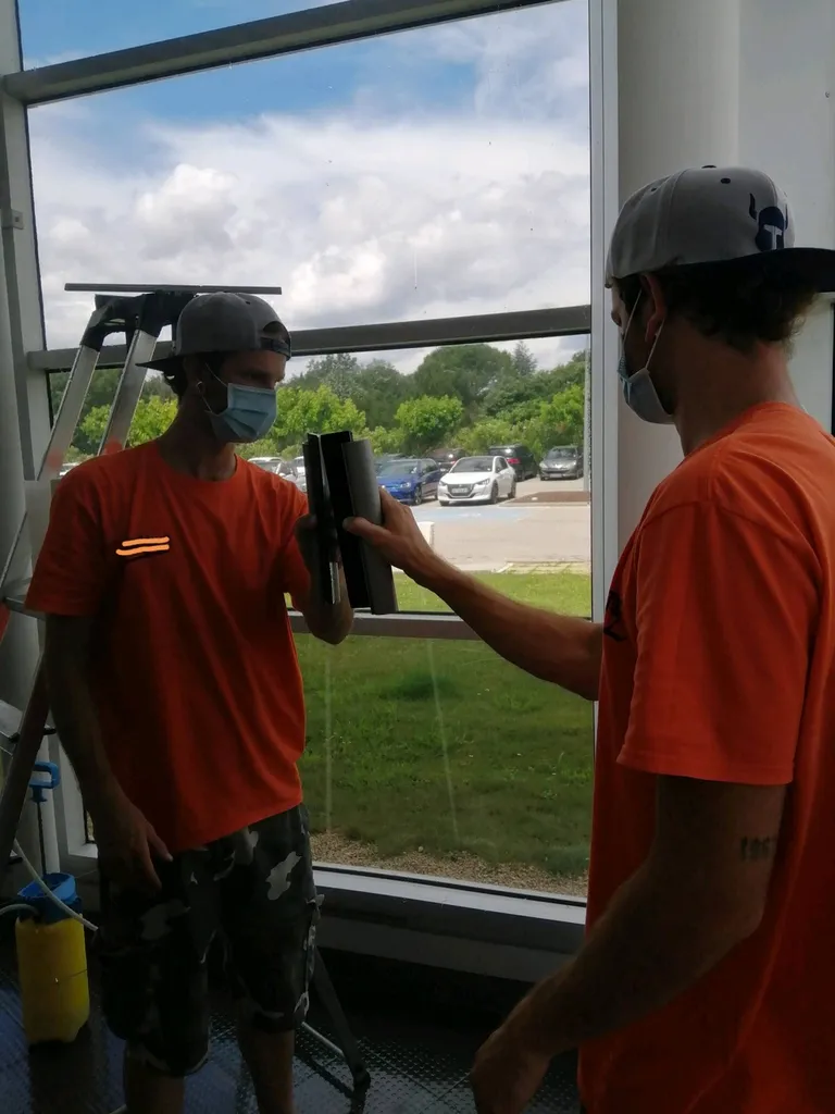 Pose de films teintées sur baies vitrées .SAINT LAURENT DU VAR 06.