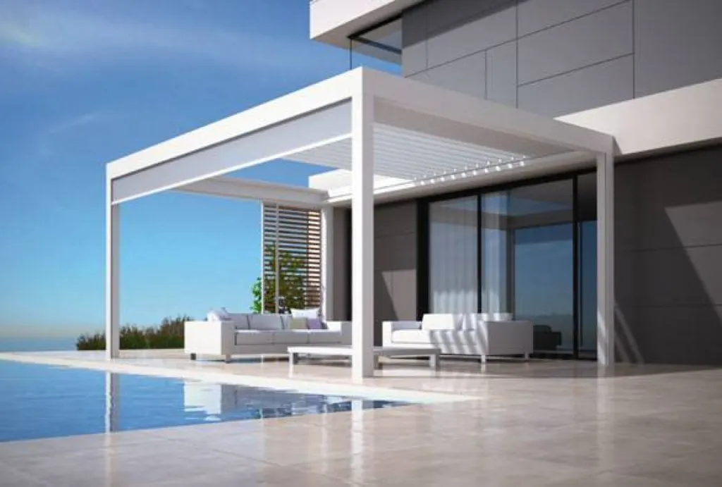 Installation d’une pergola bioclimatique SKYPE sur la terrasse d'une maison à Aix en Provence