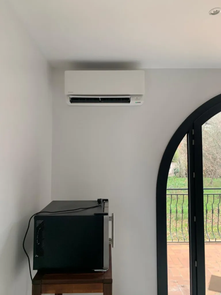 Entreprise experte en pose de climatisation réversible haut rendement pour particuliers à Toulouse