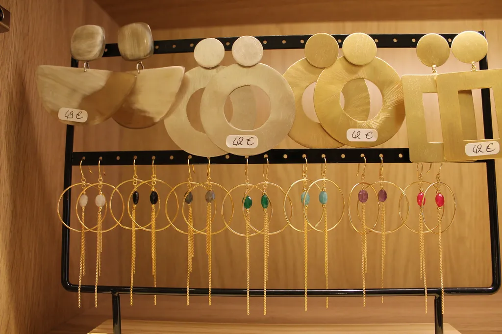 Acheter des boucles d'oreilles en corne naturelle et des bijoux dorés à l'or fin à Montpellier et dans l'Hérault chez Maison Sabrina