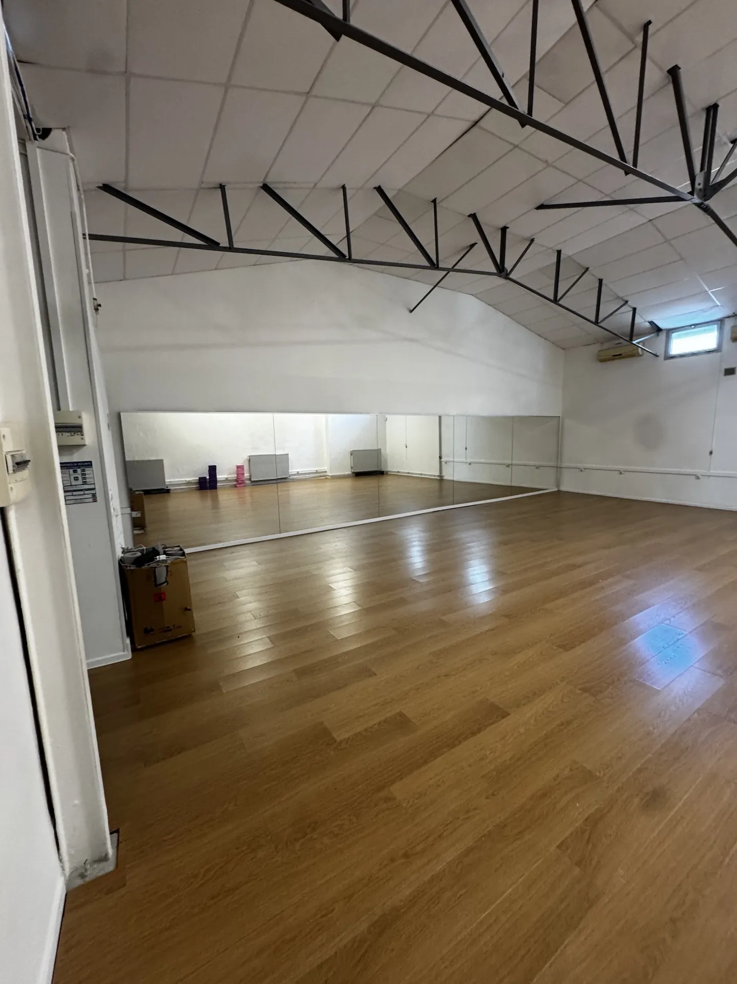 Installation d'un mur de miroirs à LYON centre