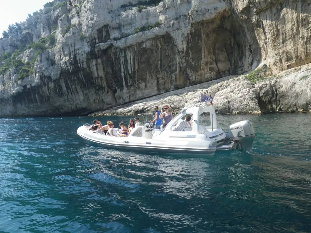 Promenade en bateau de 8 ou 10 mètres avec skipper,APRES-MIDI,tarif par personne.