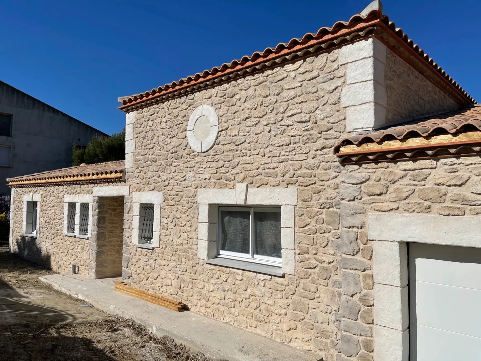 Finition Pierre taillée à Portel des Corbières dans l’Aude.