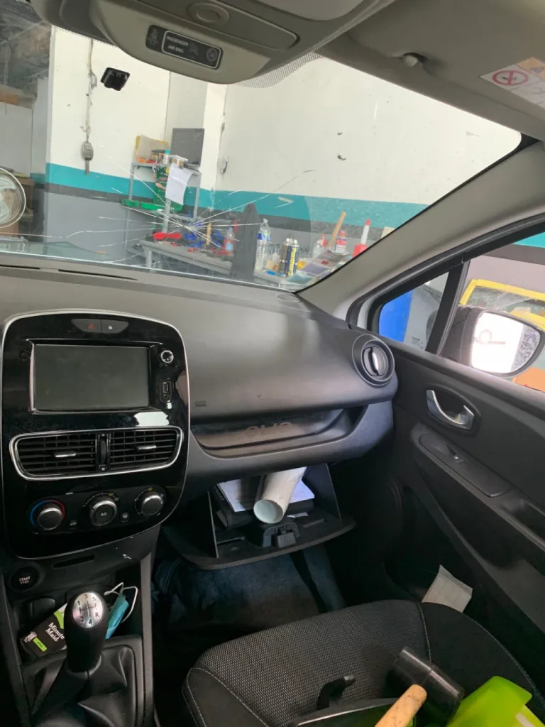 Remplacement Pare-brise sans rendez vous sur Renault Clio 4 avec franchise offerte à Marseille