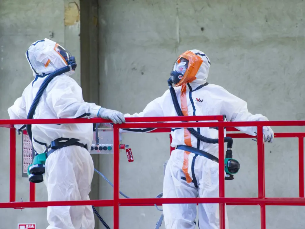 photographe chantier BTP 2 hommes sur nacelle pour désamiantage