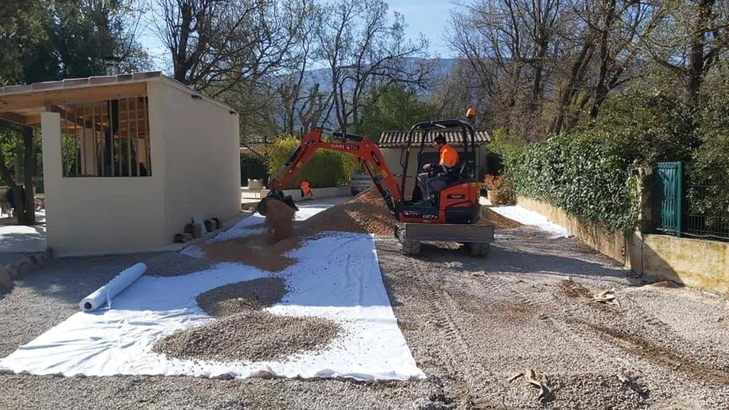 Réalisation d'un gravillonnage bicouche dans une maison à Nans les Pins dans le Var