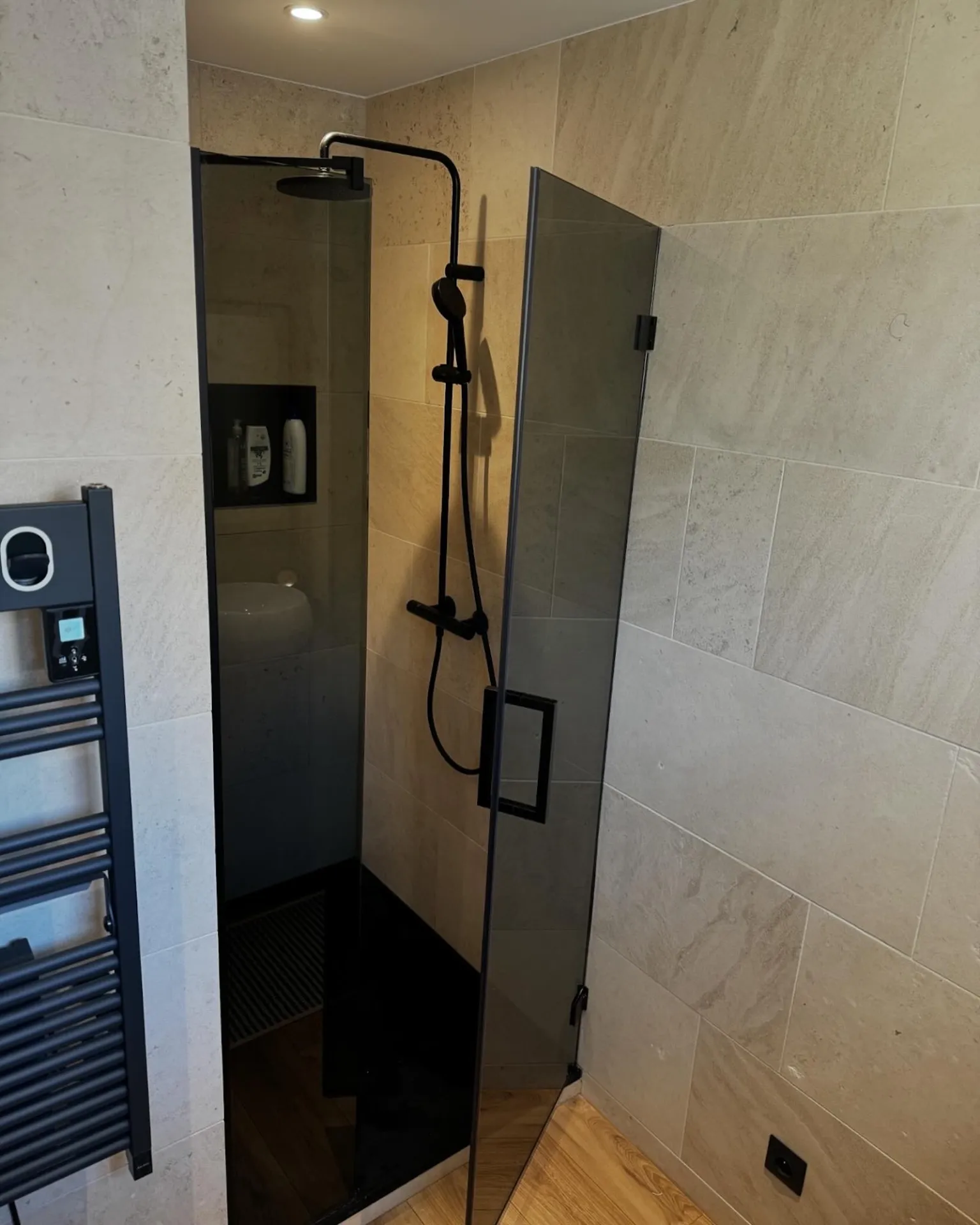 Installation d’un pare-douche en verre 8mm gris trempé sécurit à Toussieu près de Lyon