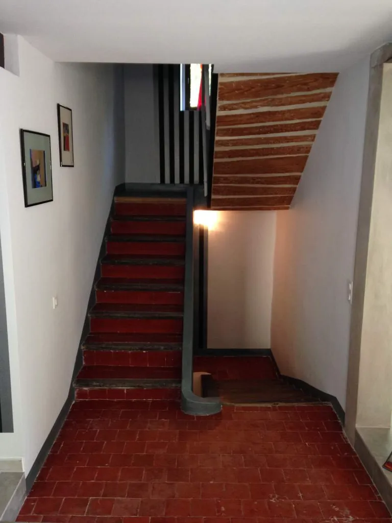 Rénovation d'une maison ancienne au pied de la Sorgue - escalier avec ses tomettes d'origine