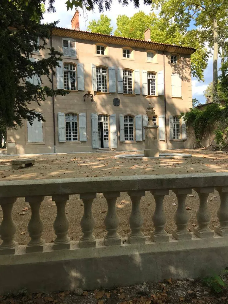Façade et intérieur en badigeon de chaux teintes sur mesure et Laque à l'eau pour les volets Terre du Monde,