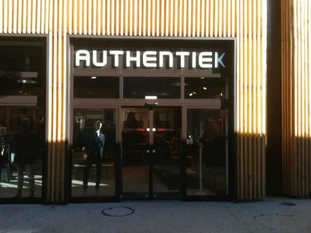 Devanture de magasin en menuiserie alu près de Marseille