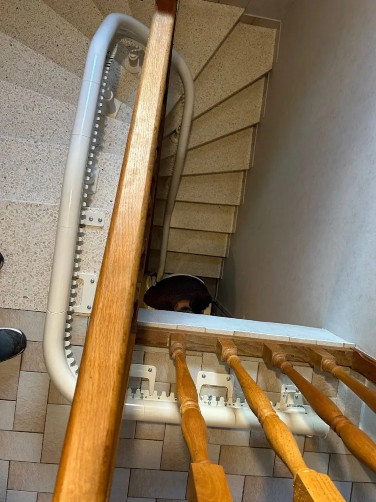 Les mesures réalisées permettent d'être au plus près des murs ou rampe pour ce fauteuil monte escalier OTOLIFT Smart dans un escalier 2/4 tournant en intérieur près de Marseille