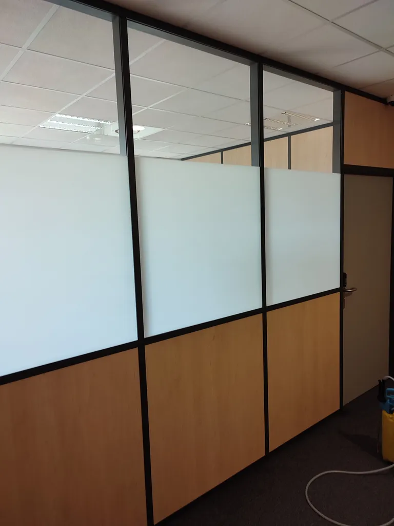 Installation de film occultant dépoli sur cloison vitrée de salle de réunion à Aix-en-Provence (13100) – Confidentialité sans perte de lumière