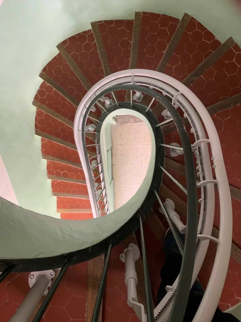 Ca tourne comme cela sur 16mètres pour ce fauteuil monte-escaliers OTOLIFT TWO dans une maison de ville à Gardanne près d'Aix en Provence