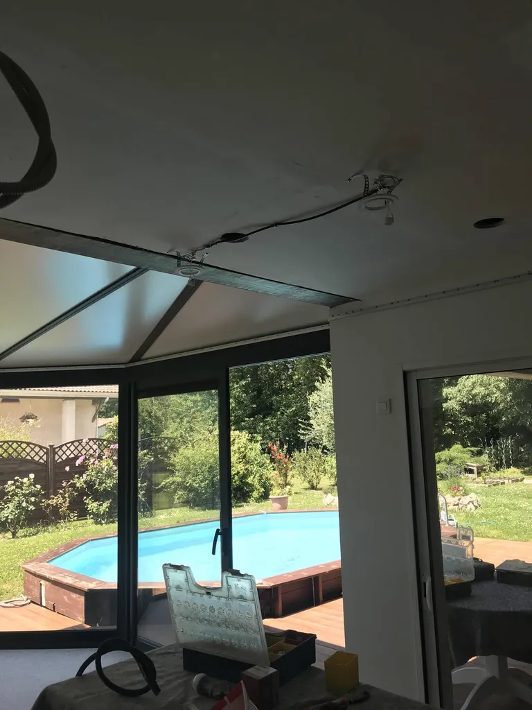 Mise en place lisse de fixation et branchement spots, chantier Cugnaux
