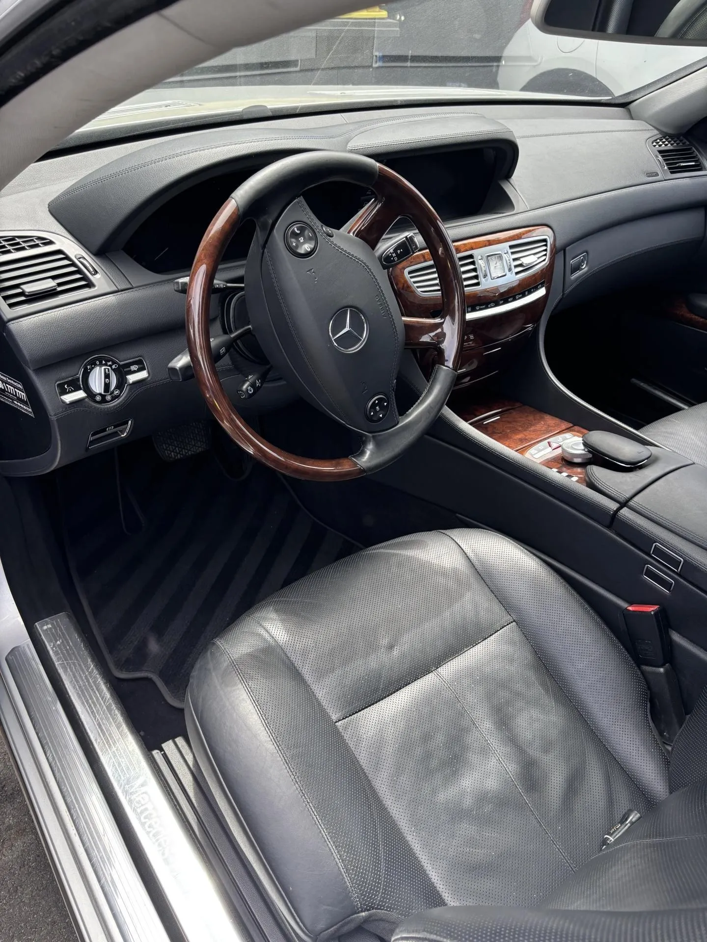 Entretien minutieux des cuirs et remise en état intérieur d'uen Mercedes-Benz à Andrézieux-Bouthéon