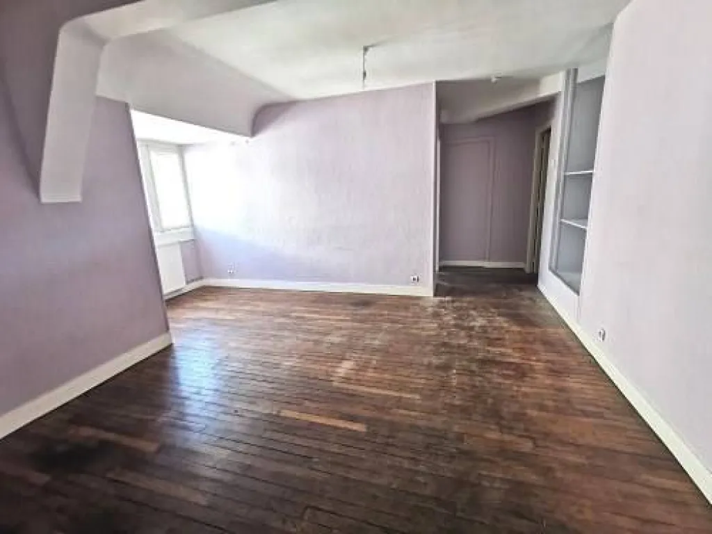 A acheter immeuble de 400m² avec courette et cave complète sur la commune d' Elbeuf 76500