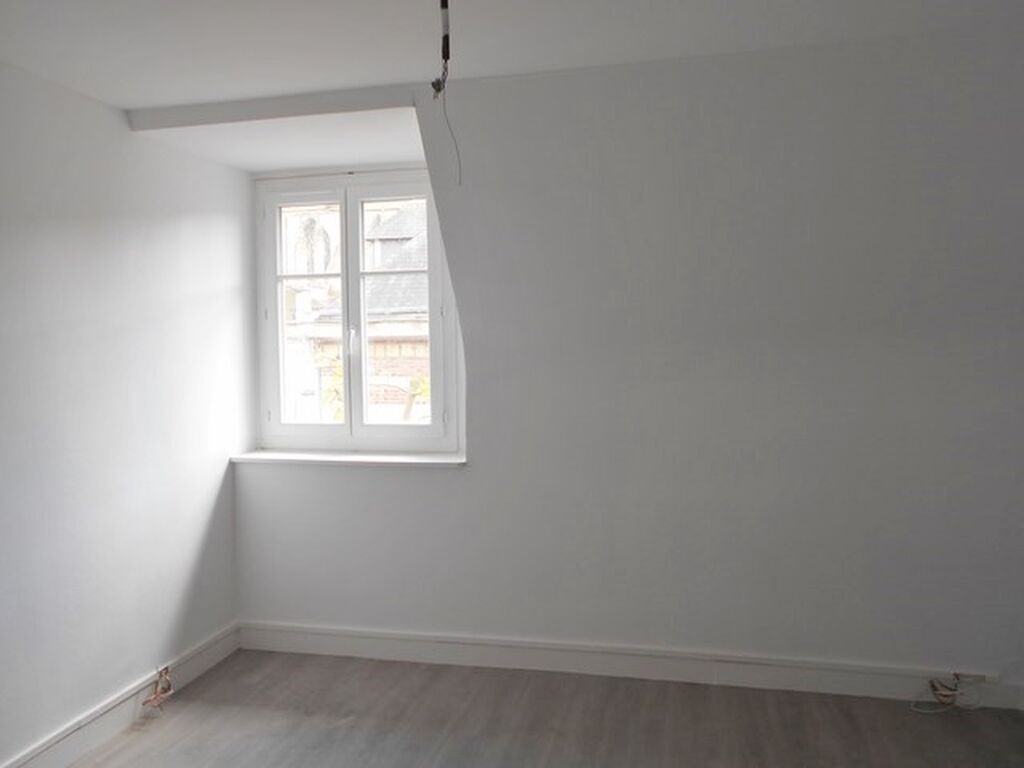 INVESTIR : APPARTEMENT DANS IMMEUBLE AVEC ASCENSEUR A LISIEUX