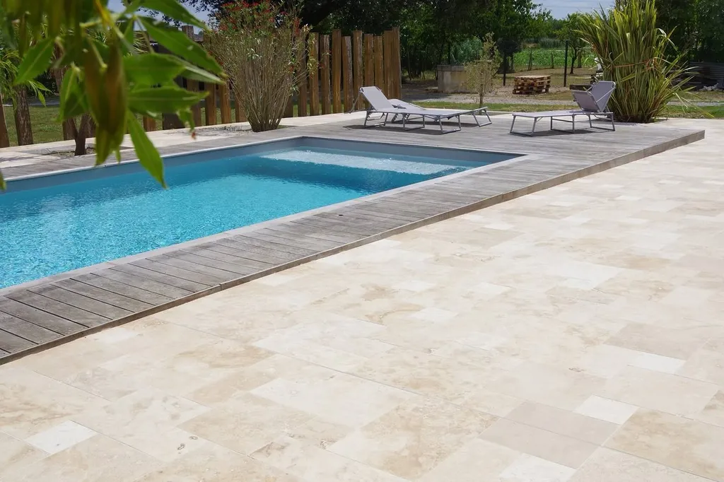 Nouveau chantier en Travertin rustique en Opus 4 formats près de Bordeaux