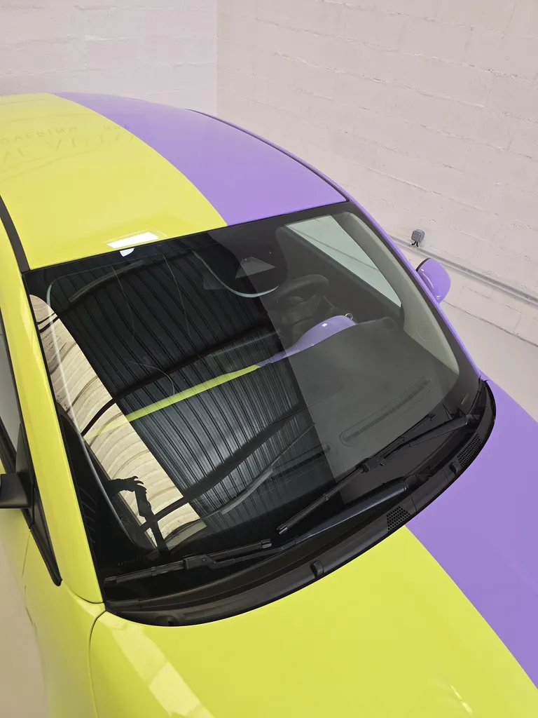 Fiat 500 : covering partiel violet lavande sur base d’origine vert acide