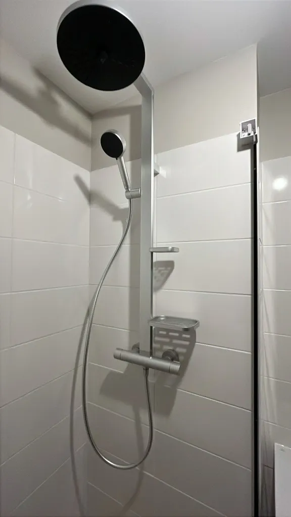 Plombier pour rénovation salle de douche Le Havre : remplacement meuble vasque et douche moderne avec porte coulissante