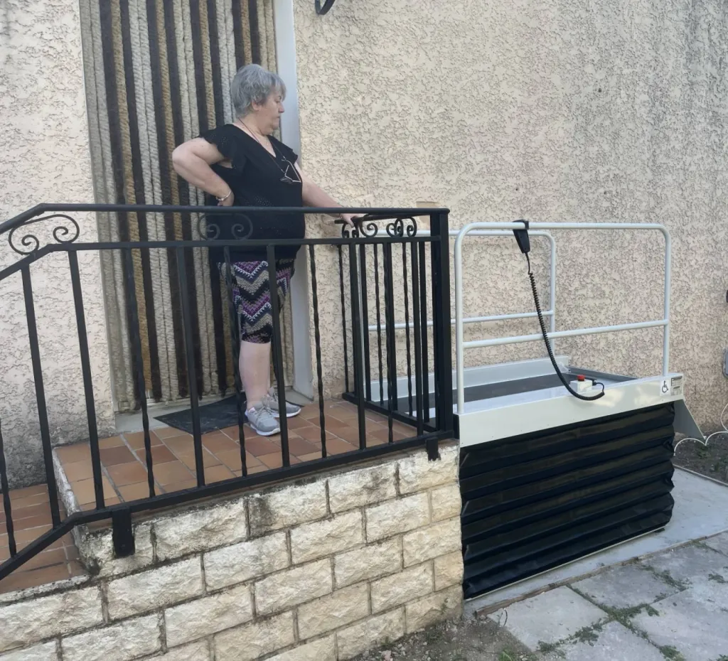 Madame, s'entraîne à la manipulation du LIFTBOY, élévateur vertical en extérieur à Noves entre Avignon et Marseille
