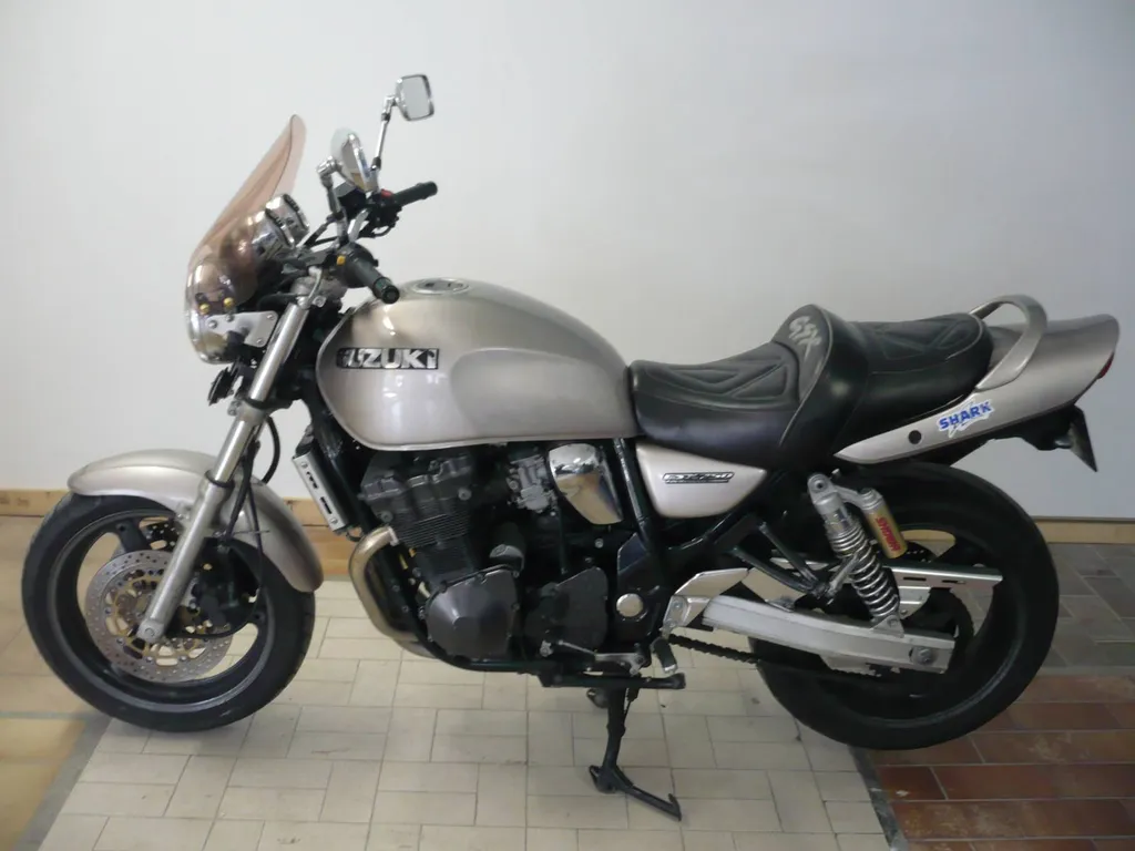 Acheter une moto jSuzuki 750 gsx proche Le Havre 76