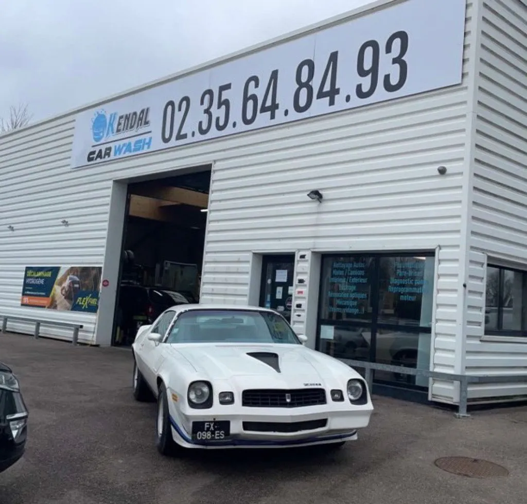 Changement de pneumatiques sur cette voiture ancienne