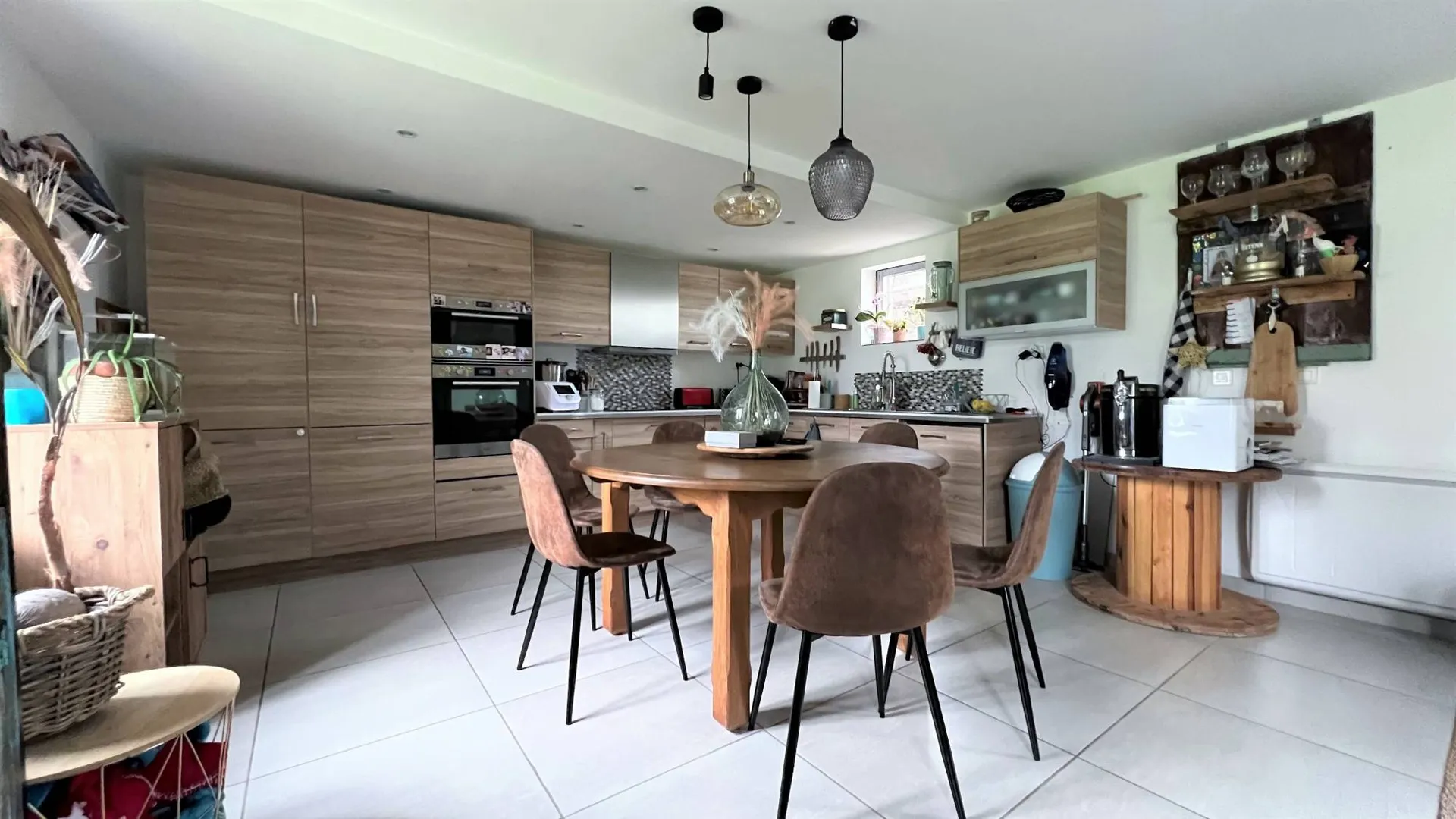 Une vaste salle/salon très lumineuse et cuisine ouverte aménagée et équipée