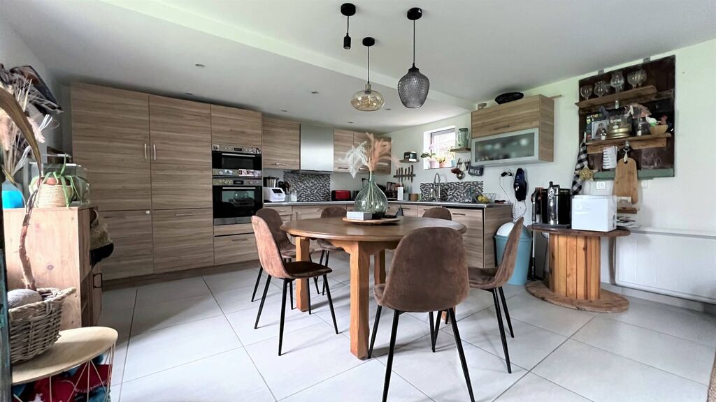 Une vaste salle/salon très lumineuse et cuisine ouverte aménagée et équipée