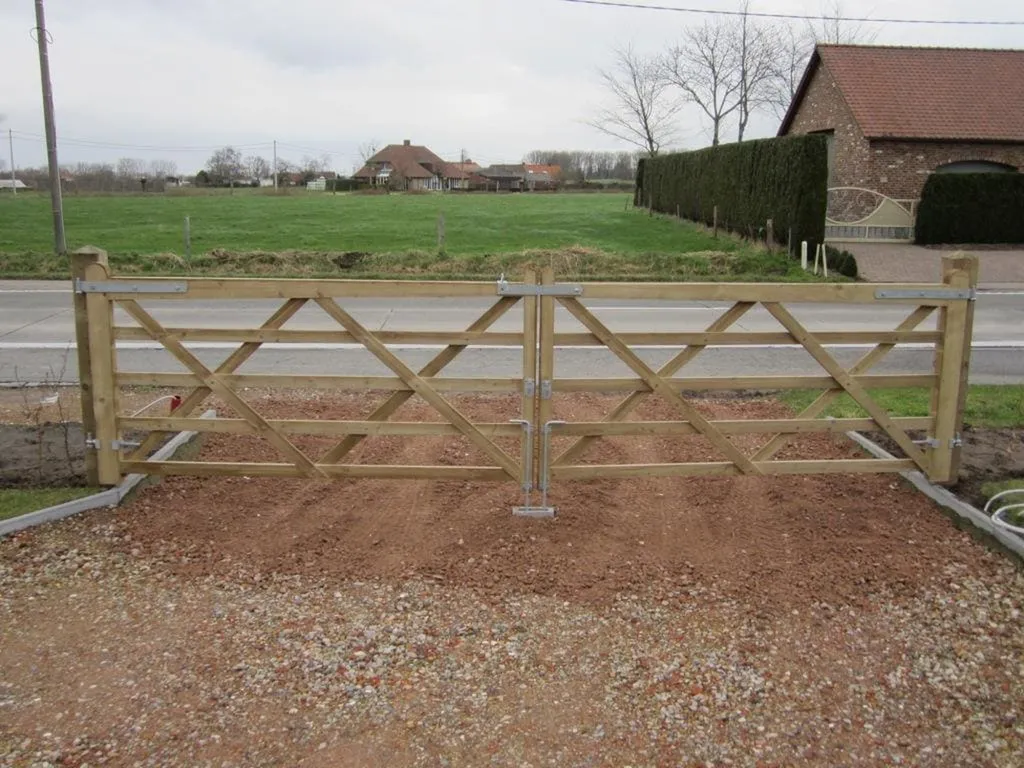 Installation de Portail champêtre en bois, Barrières de prairie et Portillons en bois massif à Cormeilles dans l’Eure 27 et ses Alentours